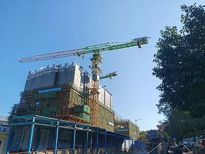 Башенные краны без оголовка, используемые при строительстве автовокзала