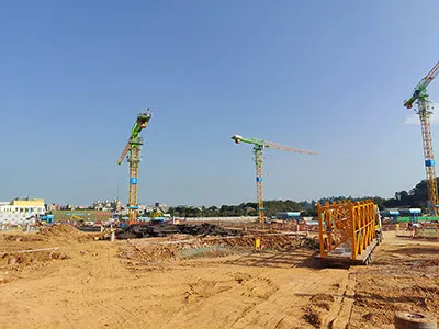 Башенные краны и строительные подъемники, используемые в проекте строительства школьного комплекса