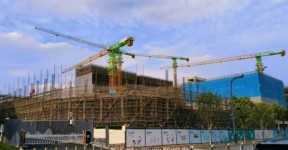 Башенный кран без оголовка, используемый в строительстве школы